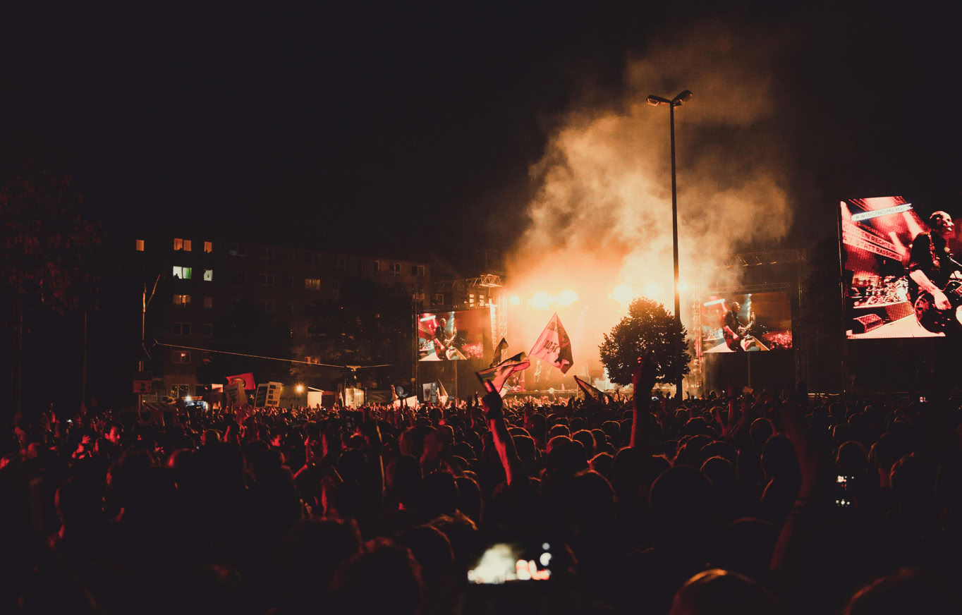 Band, Die Auf Rauchiger Bühne Vor Leuten Während Der Nacht Auftritt